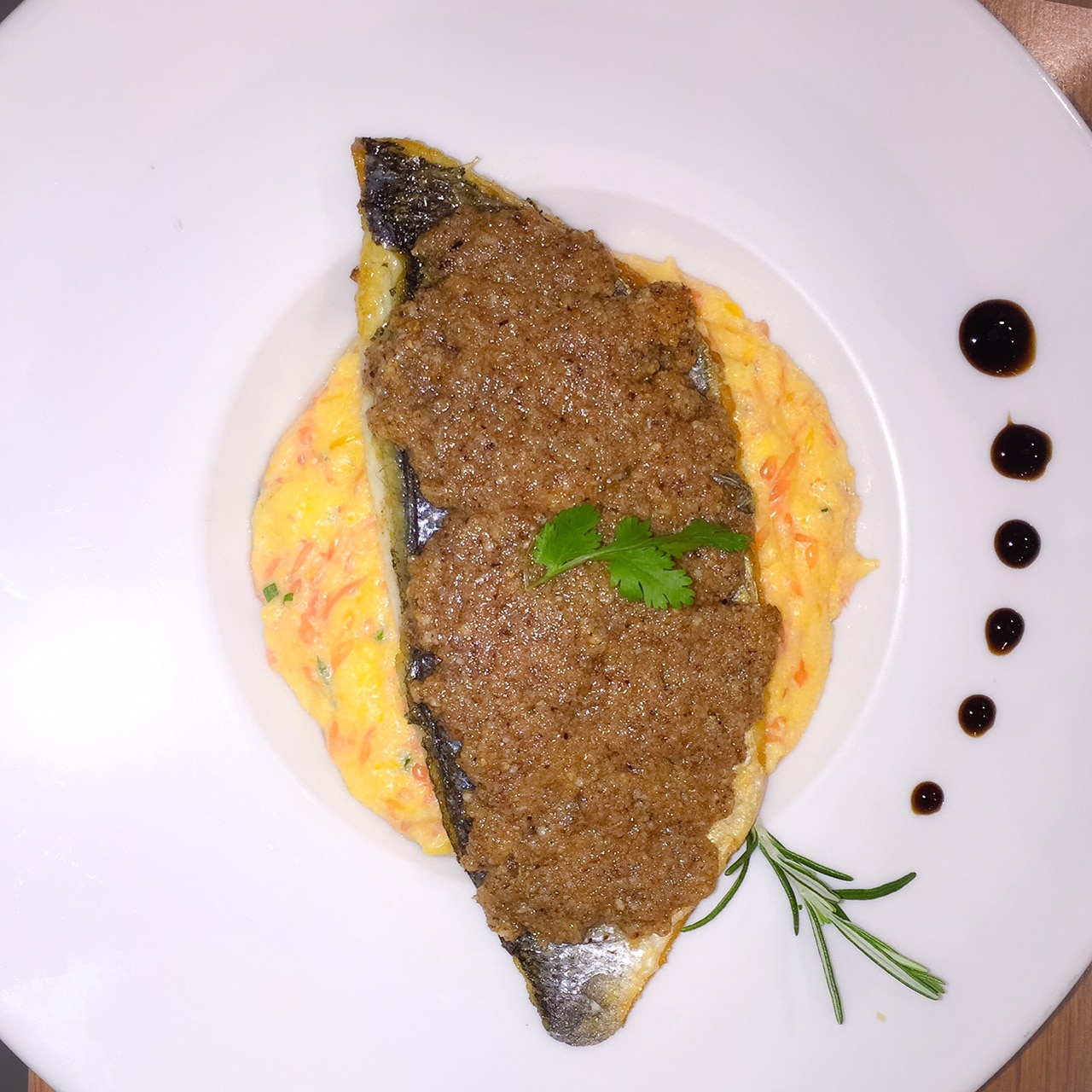 Daurade croûte de noisettes et polenta aux agrumes